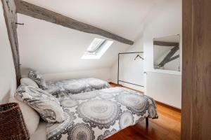 Katil atau katil-katil dalam bilik di Gîte du Clocher - Appt 6p avec terrasse