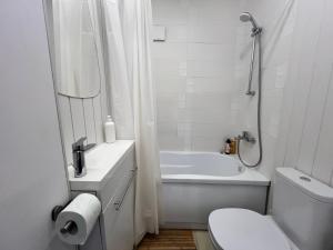 Koupelna v ubytování LazyNest - Charming Apartment near Cismigiu Park