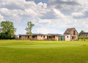 a view of the clubhouse from the green at Cottages du Golf Fleuray-Amboise in Cangey