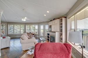 een woonkamer met twee stoelen en een open haard bij Panoramic Views Hillside Millersburg Studio in Millersburg