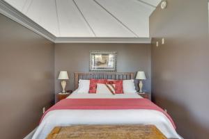 een slaapkamer met een groot bed met rode kussens bij Panoramic Views Hillside Millersburg Studio in Millersburg