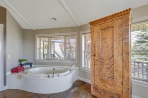 een badkamer met een bad en een houten deur bij Panoramic Views Hillside Millersburg Studio in Millersburg +22 foto's