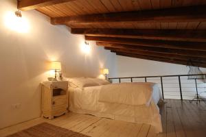 1 dormitorio con 1 cama con 2 lámparas en la parte superior en Open Space Bergamo Centro, en Bérgamo