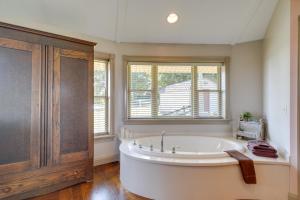 Ένα μπάνιο στο Millersburg Getaway with Amish Country Views! +17 φωτογραφίες