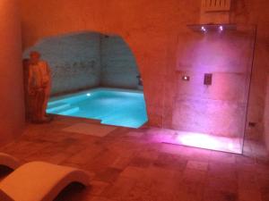 La salle de bains est pourvue d'une baignoire avec un homme debout à côté. dans l'établissement Hotel Masseria Fortificata Donnaloia, à Monopoli