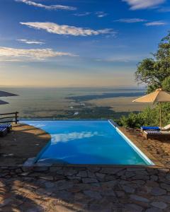 una piscina con vista sull'orizzonte di Enchipai Mara Camp a Musiara Campsite