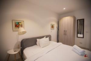 Una cama o camas en una habitación de Gem of Lennox