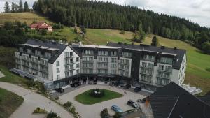 an aerial view of a large building with a parking lot at Aparthotel Apartamenty Czarna Góra 139 in Sienna