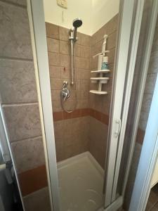 una doccia con una porta in vetro in un bagno di Casa Vacanze Stella Maris Vasto Marina centro a Vasto