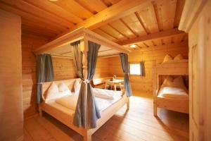 a bedroom with two bunk beds in a log cabin at Kohlschnait-Hütte in Bruck an der Großglocknerstraße