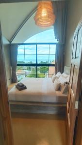 Postel nebo postele na pokoji v ubytování Villa La Quartz Seaview 2BR + 23 fotografií