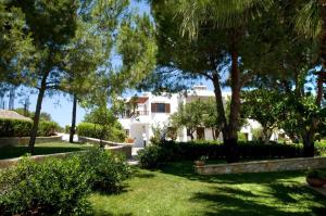 Vonkajšia záhrada v ubytovaní Alianthos Suites