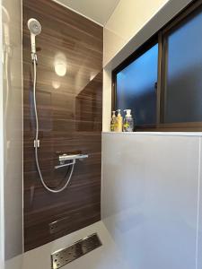 a bathroom with a shower with a shower head at 3-min to Station,5BR, 1LR villa near Asakusa, 95平米5间卧室休息好 Stay Dream Hotel in Tokyo