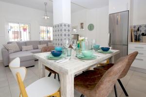 eine Küche und ein Wohnzimmer mit einem Holztisch und Stühlen in der Unterkunft Estepona Centre Fishermans Cottage LEIF in Estepona