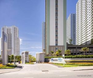 a street in a city with tall buildings at Seaview studio สวย 1bedroom24qm จอมเทียน ซ18-19 in Jomtien Beach