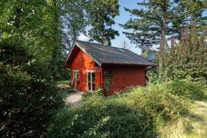 a small red house in the middle of a forest at Ferienhaus Moritzburg in Moritzburg
