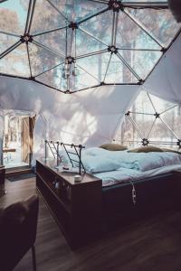 Postel nebo postele na pokoji v ubytování GLØD Aurora Canvas Dome