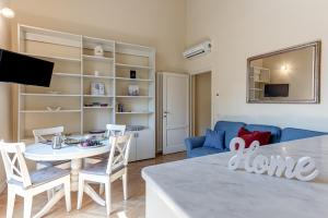 A seating area at Flora - Sweet Dreams in Florence