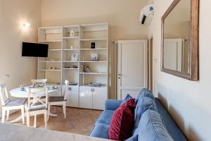 A television and/or entertainment centre at Flora - Sweet Dreams in Florence