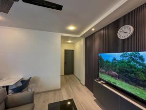 マレにあるModern, Cozy 2-Bedroom Apartmentのリビングルーム(壁に大画面薄型テレビ付)