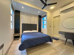 マレにあるModern, Cozy 2-Bedroom Apartmentの大きなベッドと鏡のある寝室