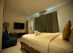 Una televisión o centro de entretenimiento en Gem of Lennox