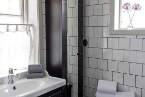 Koupelna v ubytování Bergs Gård & Hållsvikens Gård