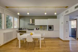 Dapur atau dapur kecil di San Siro Apartment