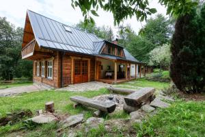 Česká VesChalupa Studený Zejf的前面有火坑的房子