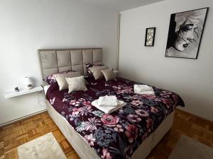 Postel nebo postele na pokoji v ubytování Srijem