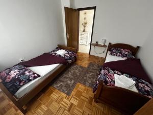 Postel nebo postele na pokoji v ubytování Srijem