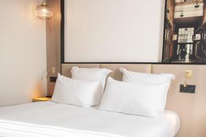 Postel nebo postele na pokoji v ubytování Brit Hotel Blois - Le Préma