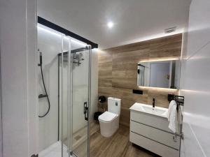a bathroom with a shower and a toilet and a sink at 2ª planta D Apartamento Juan Robledo en centro ciudad, INTERIOR in Andújar