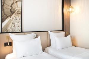 Postel nebo postele na pokoji v ubytování Brit Hotel Blois - Le Préma