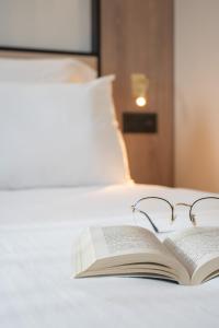 Postel nebo postele na pokoji v ubytování Brit Hotel Blois - Le Préma