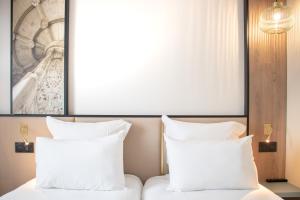 Postel nebo postele na pokoji v ubytování Brit Hotel Blois - Le Préma
