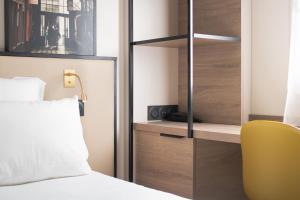 Postel nebo postele na pokoji v ubytování Brit Hotel Blois - Le Préma