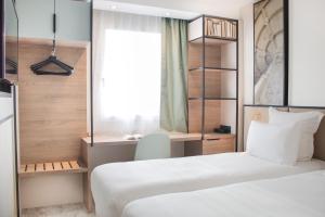 Postel nebo postele na pokoji v ubytování Brit Hotel Blois - Le Préma