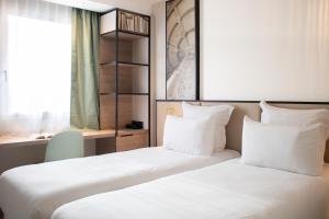 Postel nebo postele na pokoji v ubytování Brit Hotel Blois - Le Préma + 37 fotografií