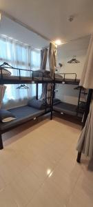 Postel nebo postele na pokoji v ubytování 阿霞袂睏MAMAzzzzHostel