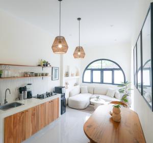 Nhà bếp/bếp nhỏ tại Villa Suksma Canggu