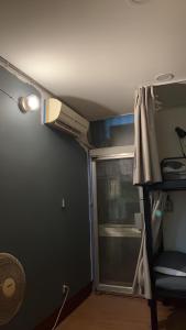 Palanda nebo palandy na pokoji v ubytování 阿霞袂睏MAMAzzzzHostel