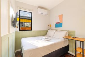a small room with a bed and a desk at Casa Container-Piscina-AC-30min até Aeroporto in Florianópolis +34 photos