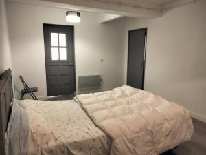 una camera da letto con un letto, una finestra e una porta di Quinta Da Felicidade a Várzea