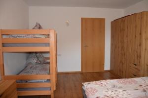 A bed or beds in a room at Appartement Wieshof