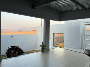 Una sala de estar con un gran ventanal con vistas. en SERRA DA CANASTRA, CASA DO LÉO, en São Roque de Minas
