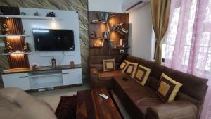 Kuchyň nebo kuchyňský kout v ubytování BnBBuddy's Tranquil Nest # 2bhk Lucknow