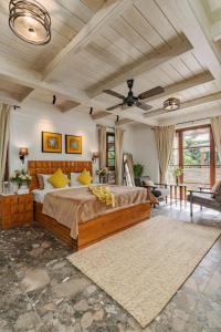 Кровать или кровати в номере Azara Beach House - 5 BHK Designer Villa, Candolim Beach +39 фотографий