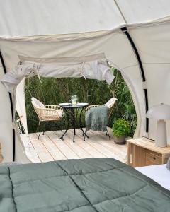 tenda con tavolo e sedie su un patio di Agger Glamping - Fyret a Vestervig
