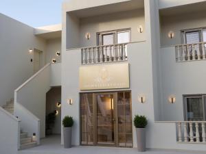 Фасад или вход в Golden Luxury Suites